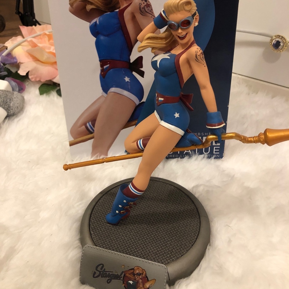 DC Bombshells Stargirl Statue with Box